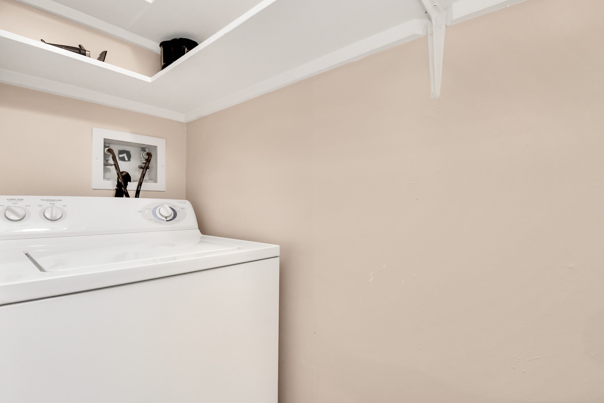 3525 Sage Road, Unit 1314 Houston, TX 77056 - Photo 17 of 40 a utility room with dryer and washer