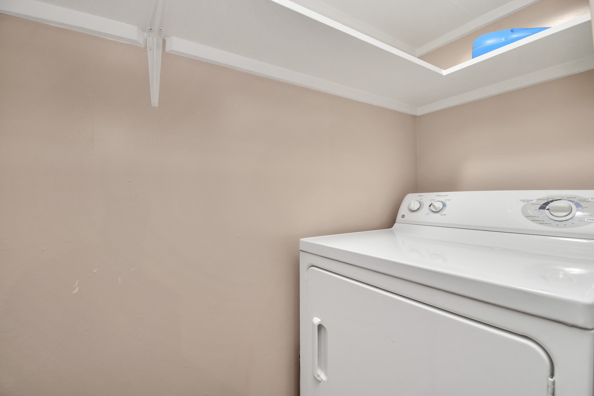 3525 Sage Road, Unit 1314 Houston, TX 77056 - Photo 18 of 40 a utility room with dryer and washer