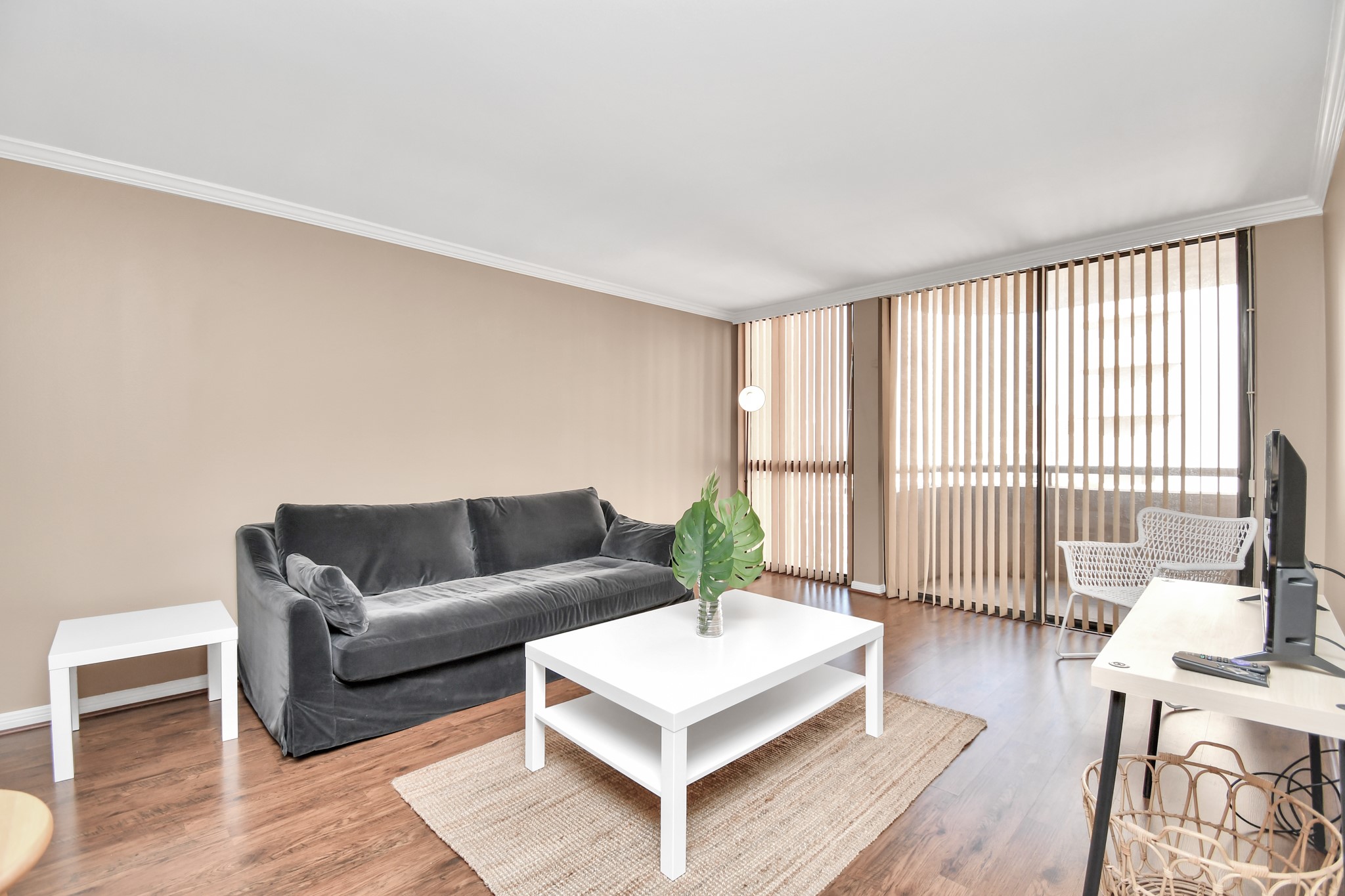 3525 Sage Road, Unit 1314 Houston, TX 77056 - Photo 19 of 40 a living room with furniture and a large window