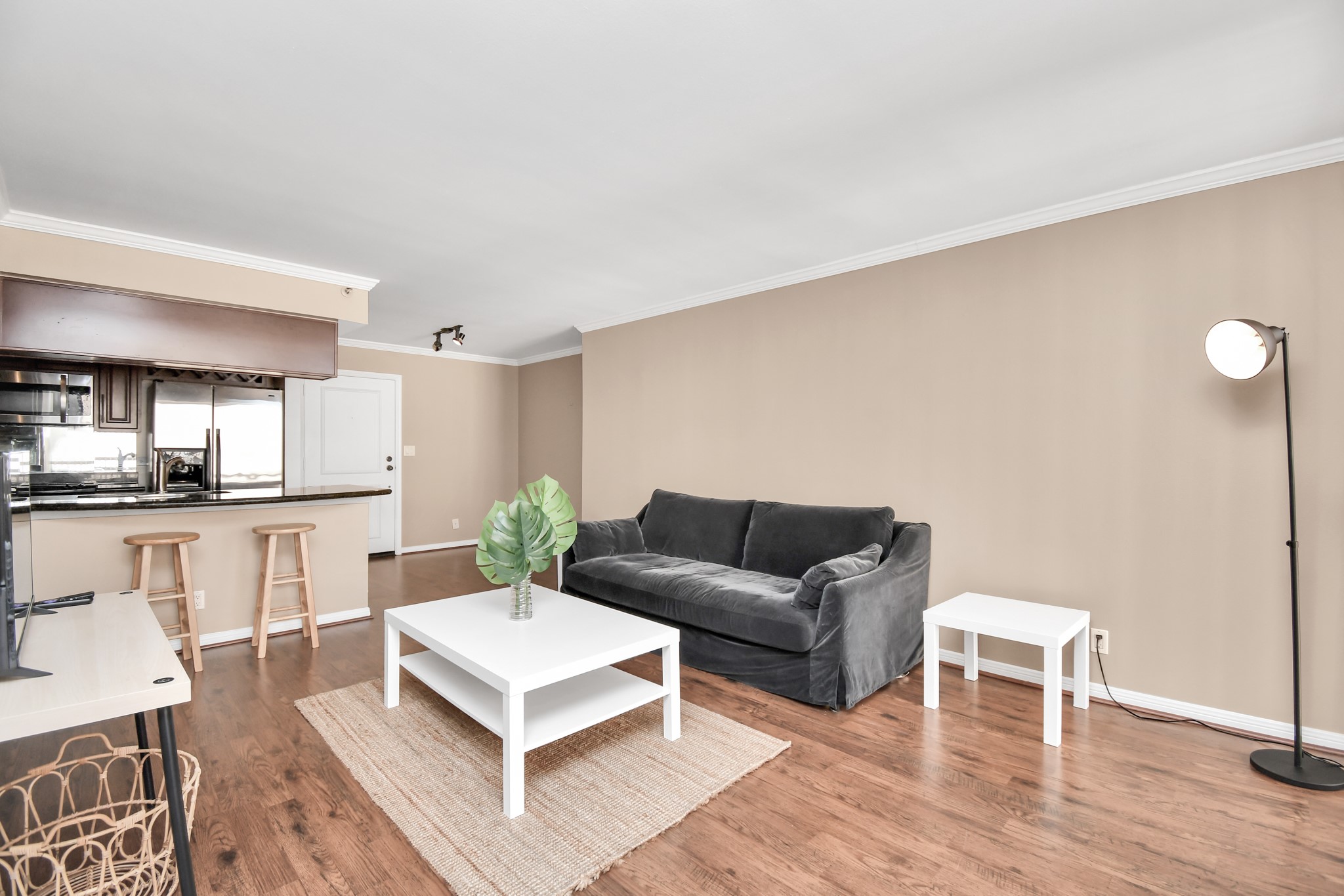3525 Sage Road, Unit 1314 Houston, TX 77056 - Photo 20 of 40 a living room with furniture and a wooden floor