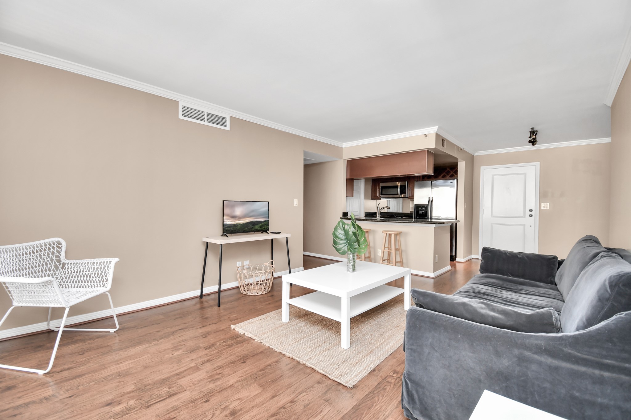 3525 Sage Road, Unit 1314 Houston, TX 77056 - Photo 21 of 40 a living room with furniture and a wooden floor
