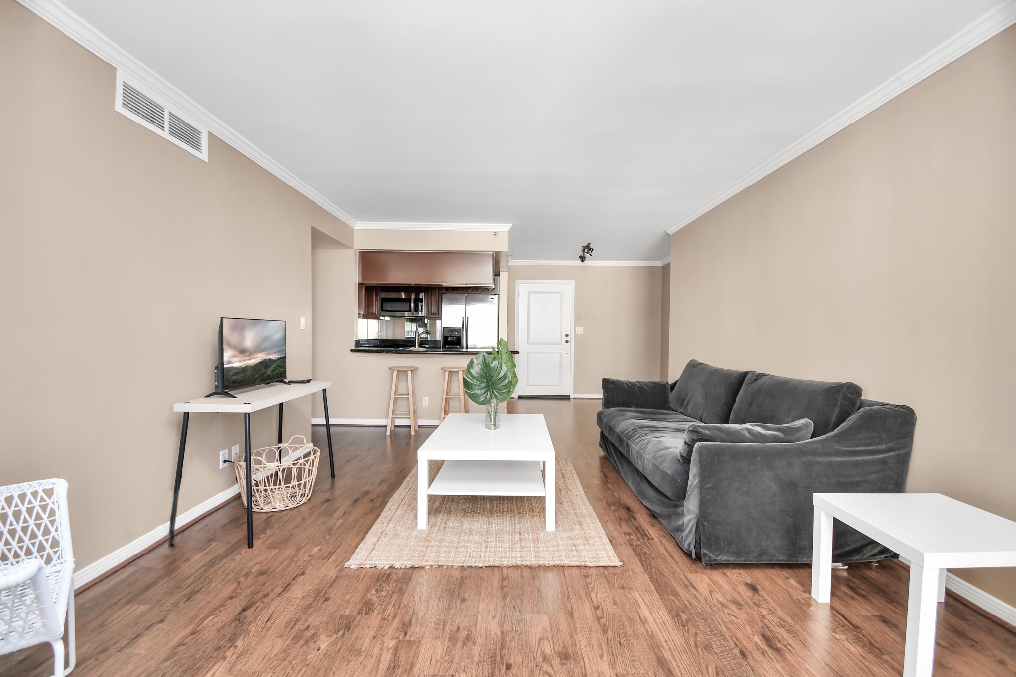 3525 Sage Road, Unit 1314 Houston, TX 77056 - Photo 22 of 40 a living room with furniture and a wooden floor