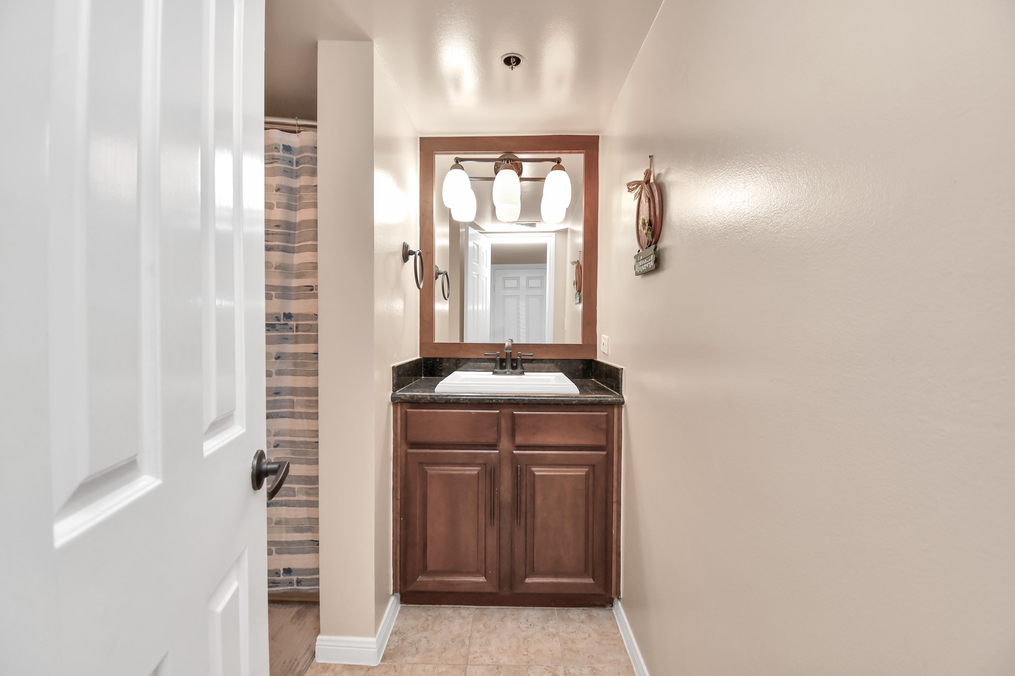 3525 Sage Road, Unit 1314 Houston, TX 77056 - Photo 24 of 40 a bathroom with a sink and a mirror