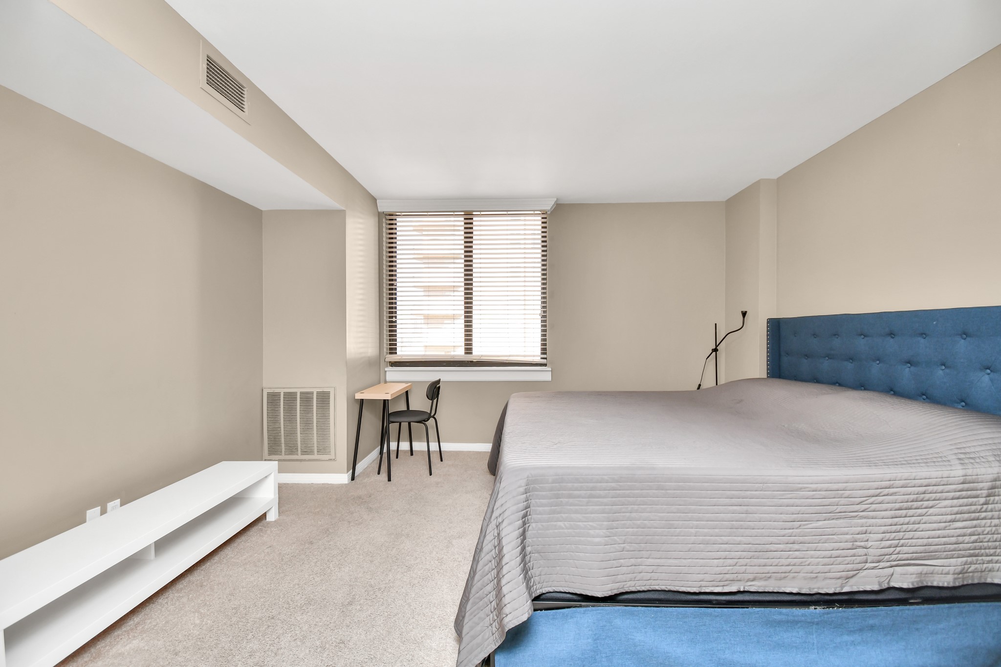 3525 Sage Road, Unit 1314 Houston, TX 77056 - Photo 26 of 40 a room with a bed and a chair