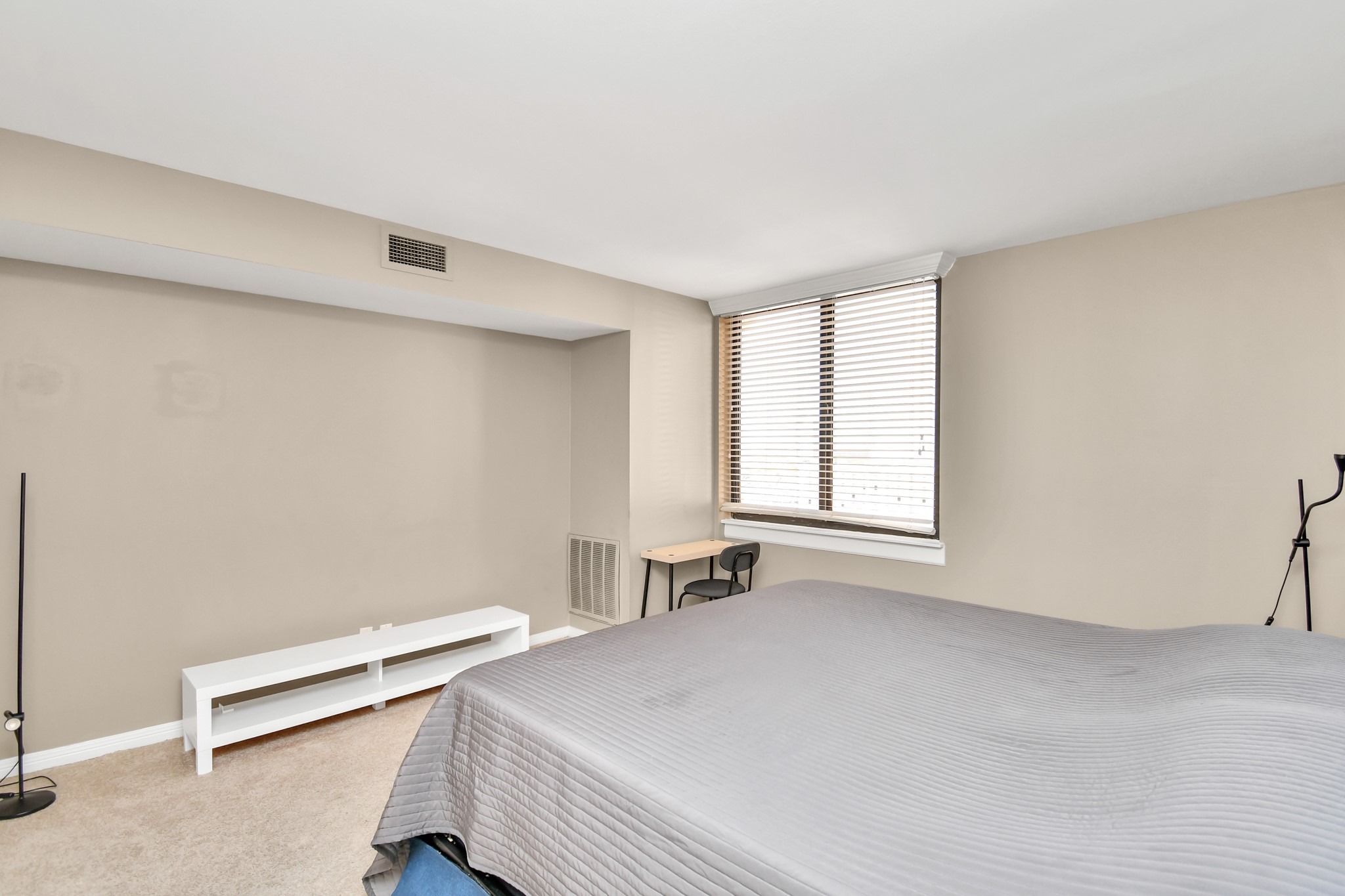 3525 Sage Road, Unit 1314 Houston, TX 77056 - Photo 27 of 40 a bedroom with a bed and a window