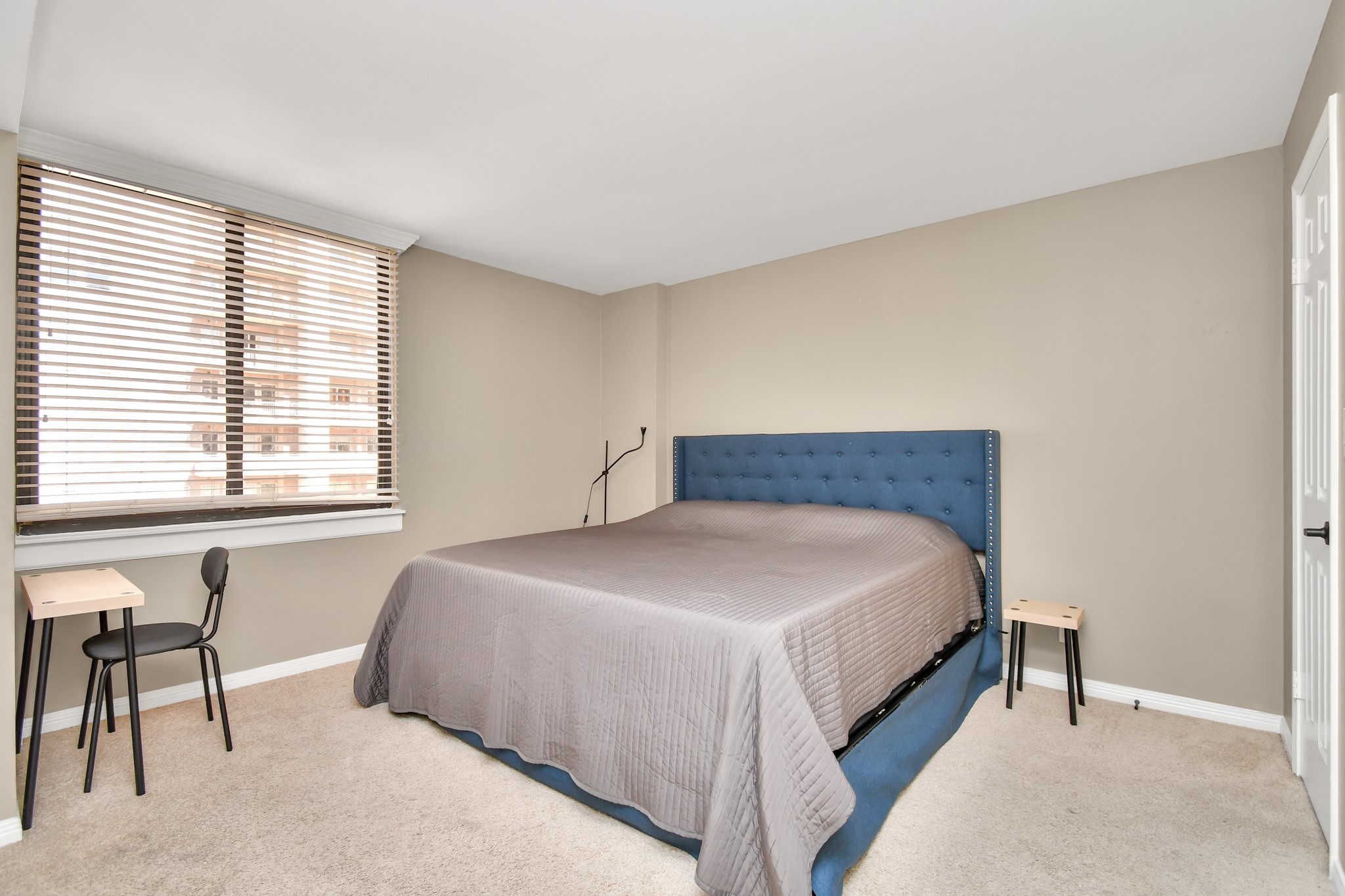 3525 Sage Road, Unit 1314 Houston, TX 77056 - Photo 28 of 40 a bedroom with a bed and a window