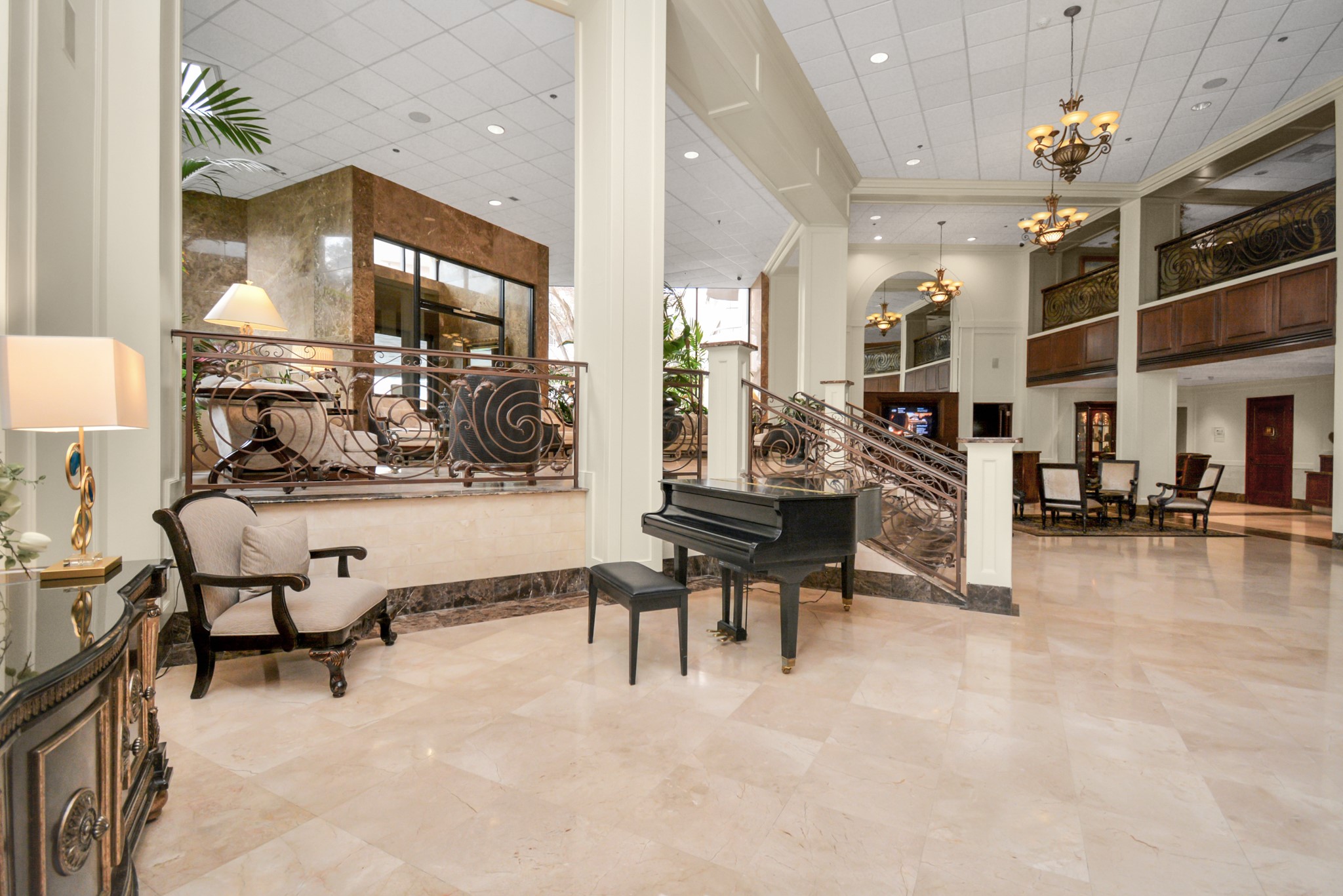 3525 Sage Road, Unit 1314 Houston, TX 77056 - Photo 35 of 40 a living room with furniture