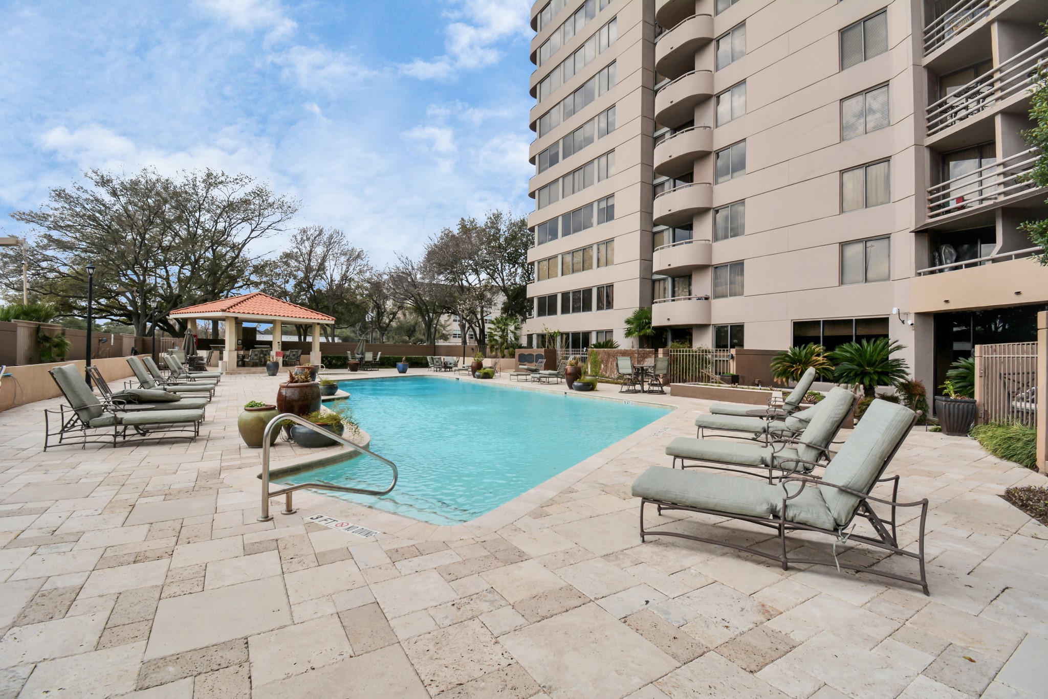 3525 Sage Road, Unit 1314 Houston, TX 77056 - Photo 37 of 40 a view of a building with garden and sitting area