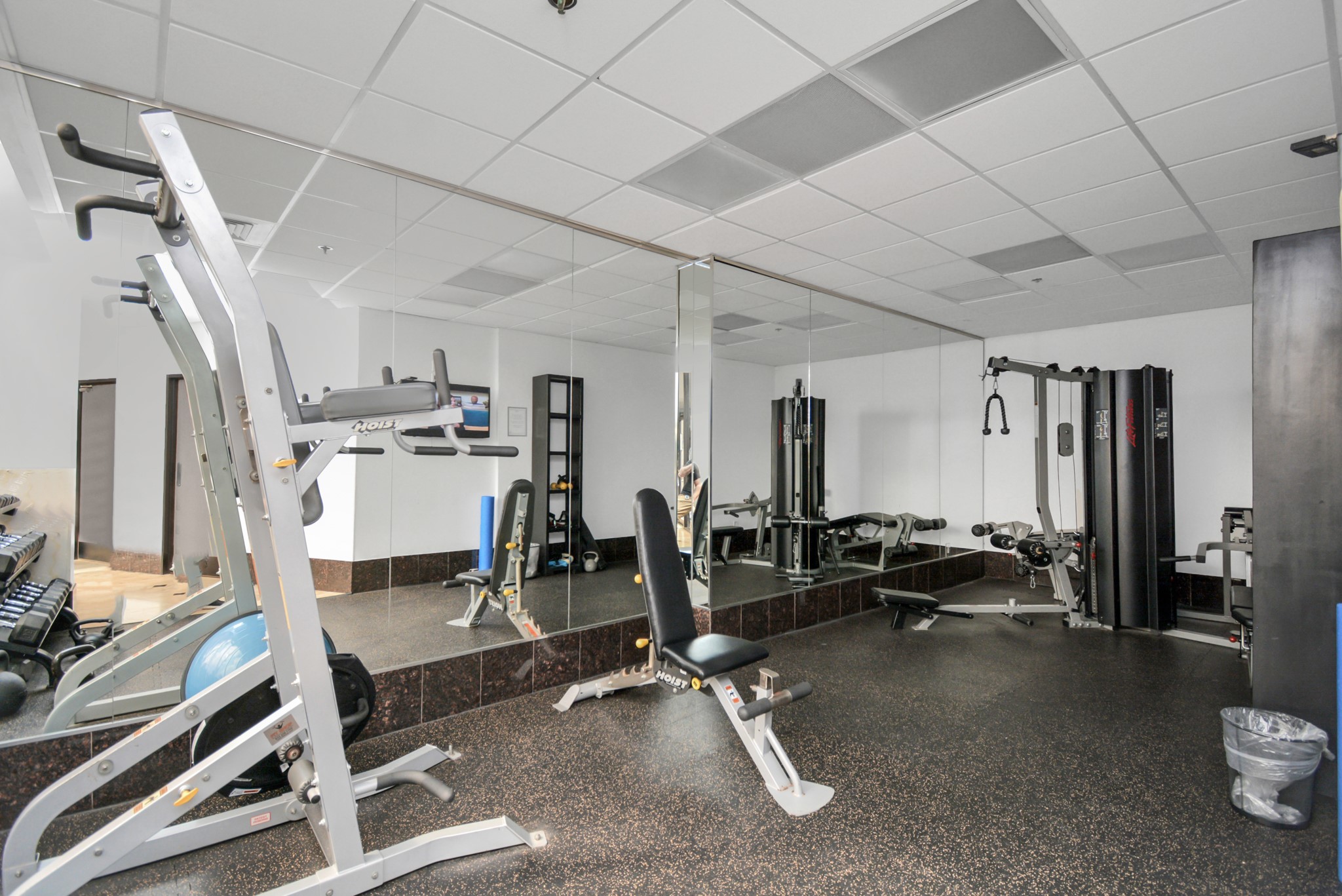 3525 Sage Road, Unit 1314 Houston, TX 77056 - Photo 40 of 40 a view of a room with gym equipment