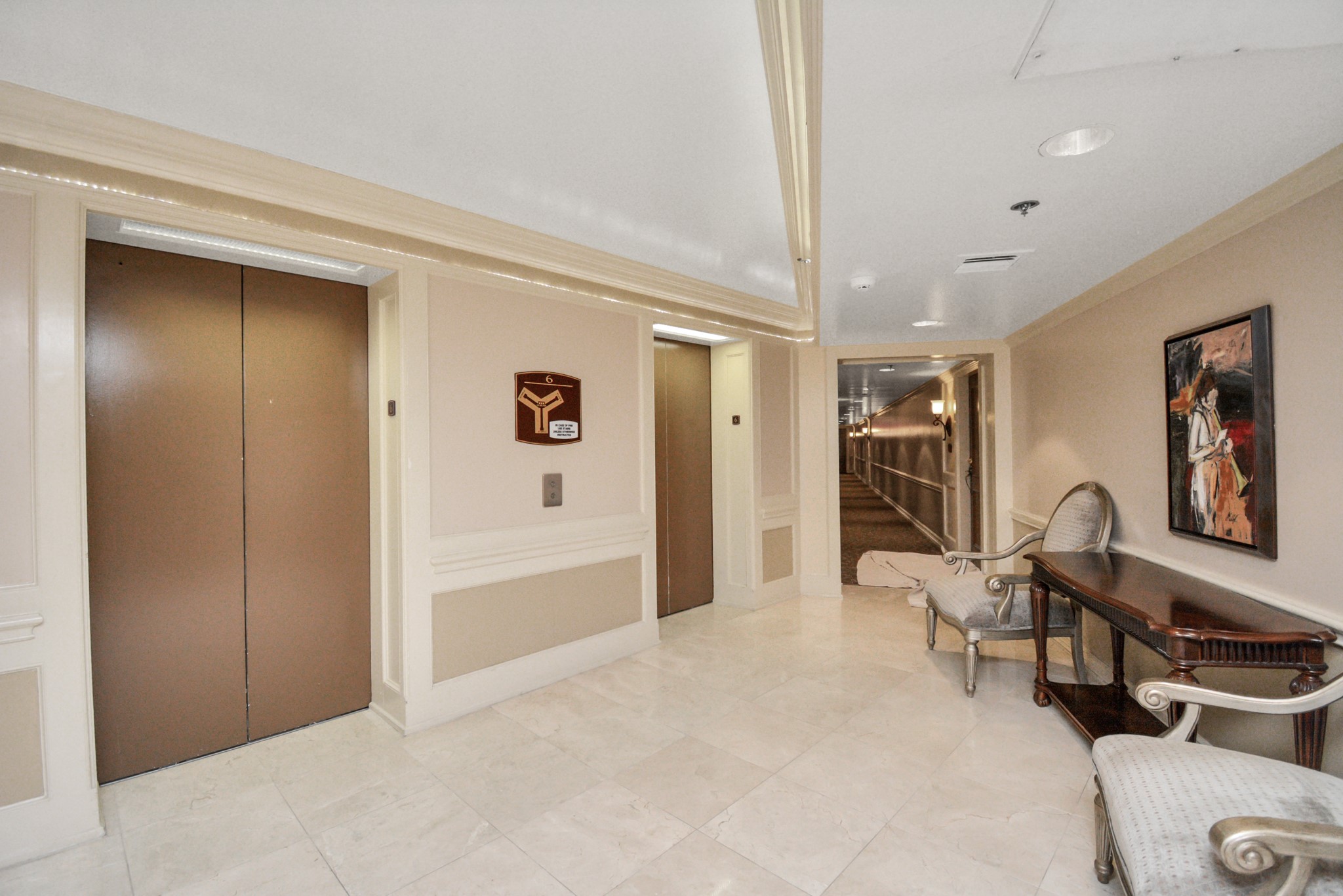 3525 Sage Road, Unit 1314 Houston, TX 77056 - Photo 5 of 40 a view of a livingroom with furniture and a livingroom