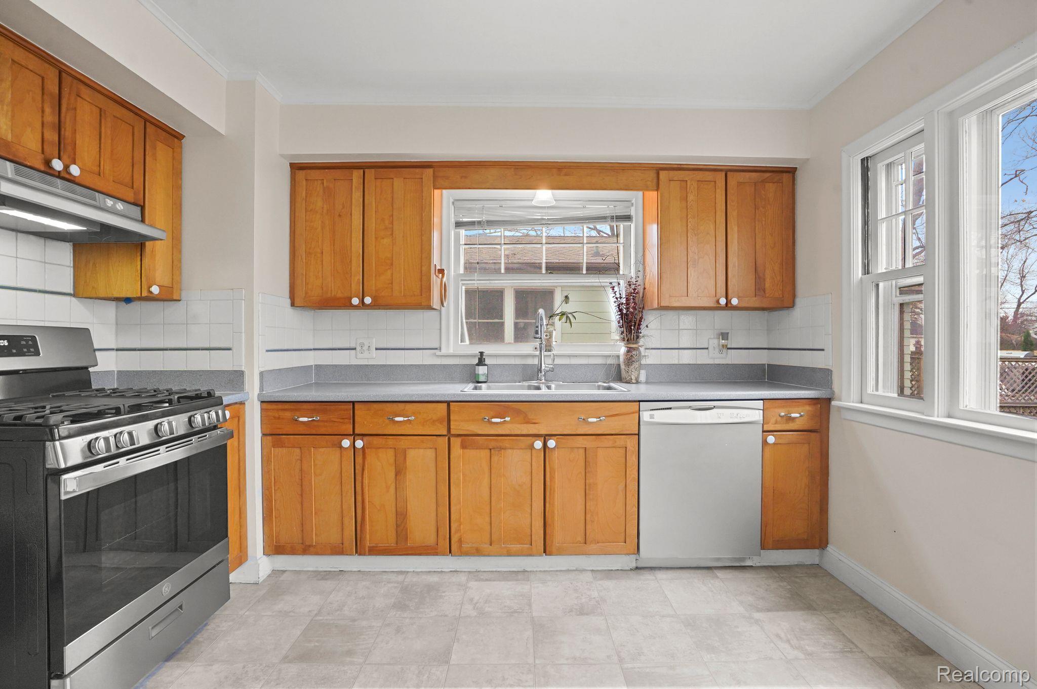1418 West Rundle Avenue Lansing, MI 48910 - Photo 8 of 26 Gallery Image 8