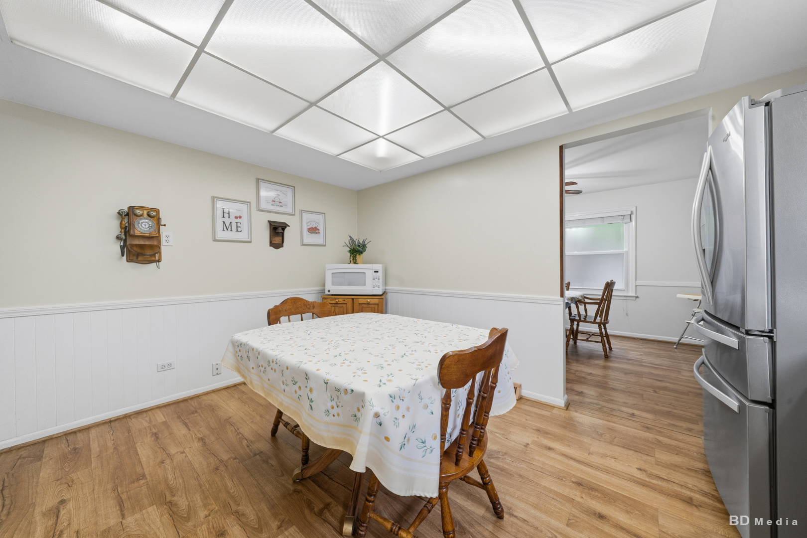 9826 Nottingham Avenue Chicago Ridge, IL 60415 - Photo 12 of 35 a view of a dining room with furniture