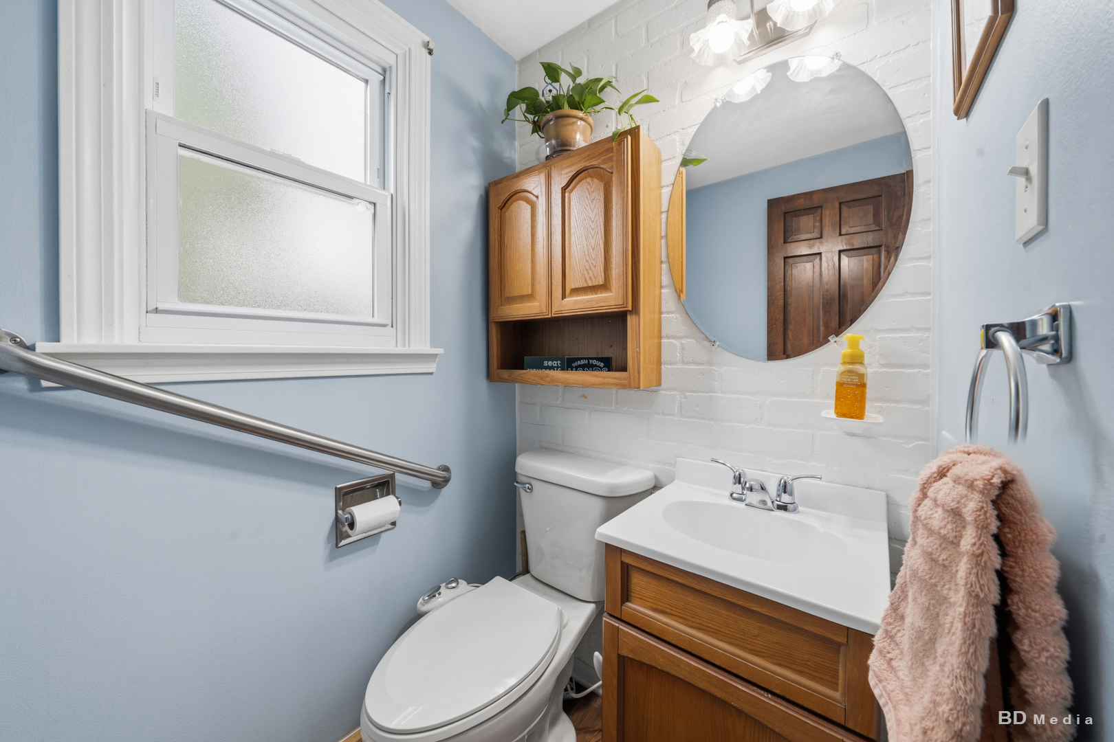 9826 Nottingham Avenue Chicago Ridge, IL 60415 - Photo 13 of 35 a bathroom with a sink a mirror and a toilet