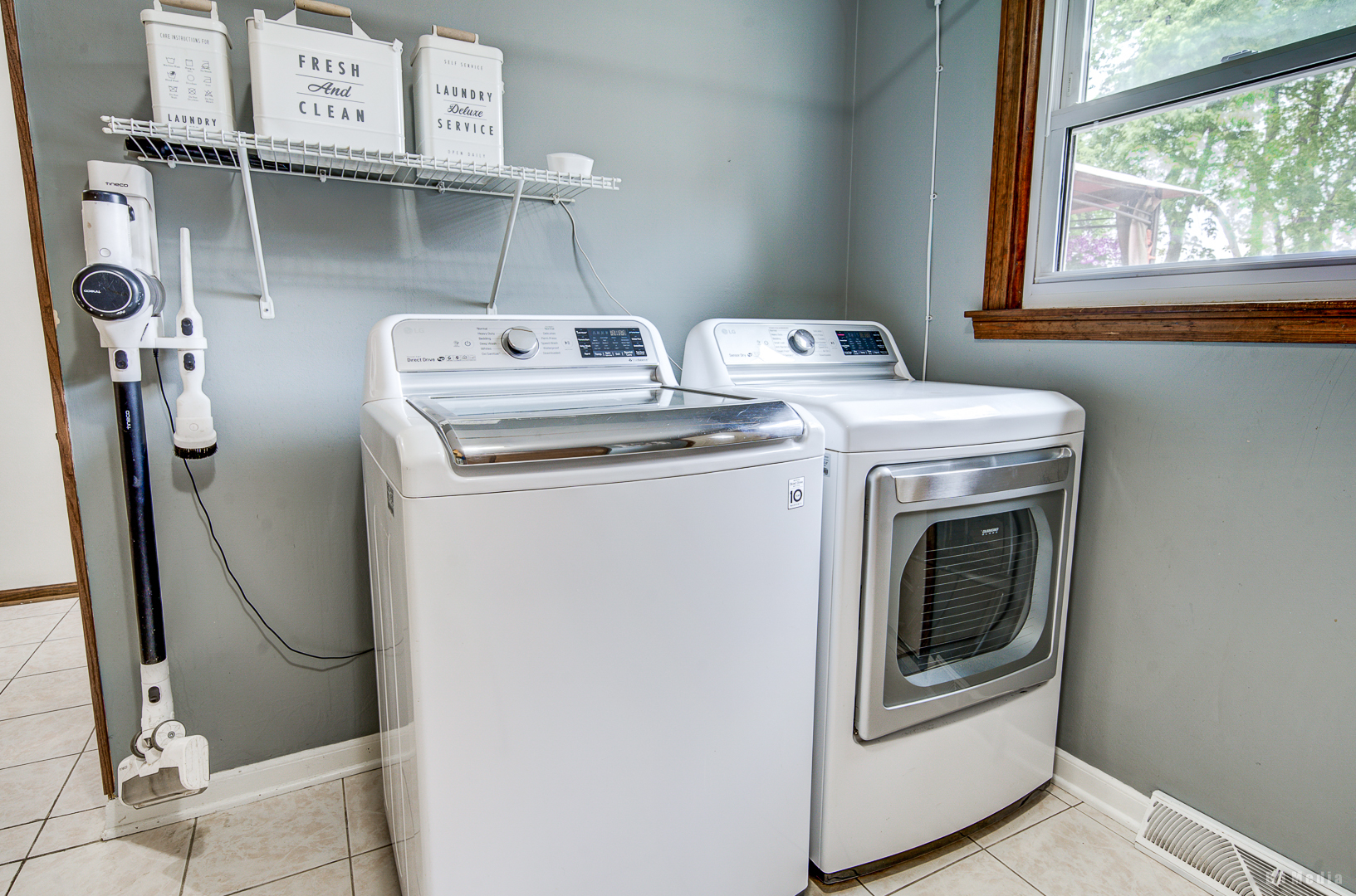 9826 Nottingham Avenue Chicago Ridge, IL 60415 - Photo 16 of 35 a utility room with dryer and washer