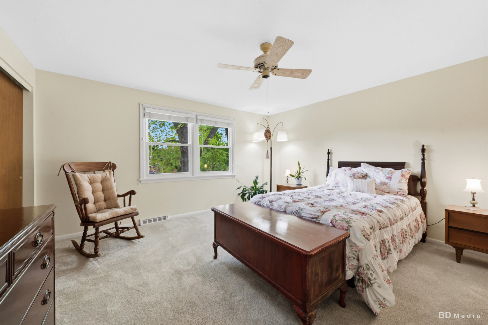 9826 Nottingham Avenue Chicago Ridge, IL 60415 - Photo 18 of 35 a bed room with a bed and a chair