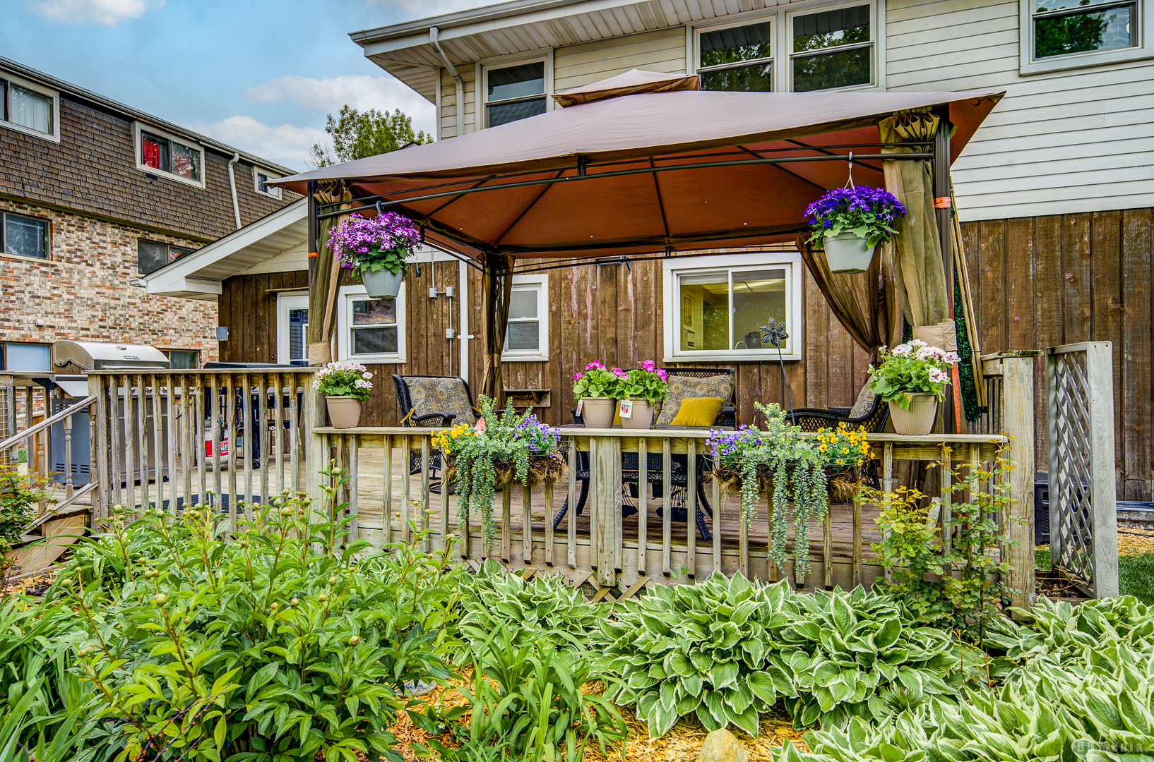 9826 Nottingham Avenue Chicago Ridge, IL 60415 - Photo 22 of 35 a view of a chairs and table in the patio