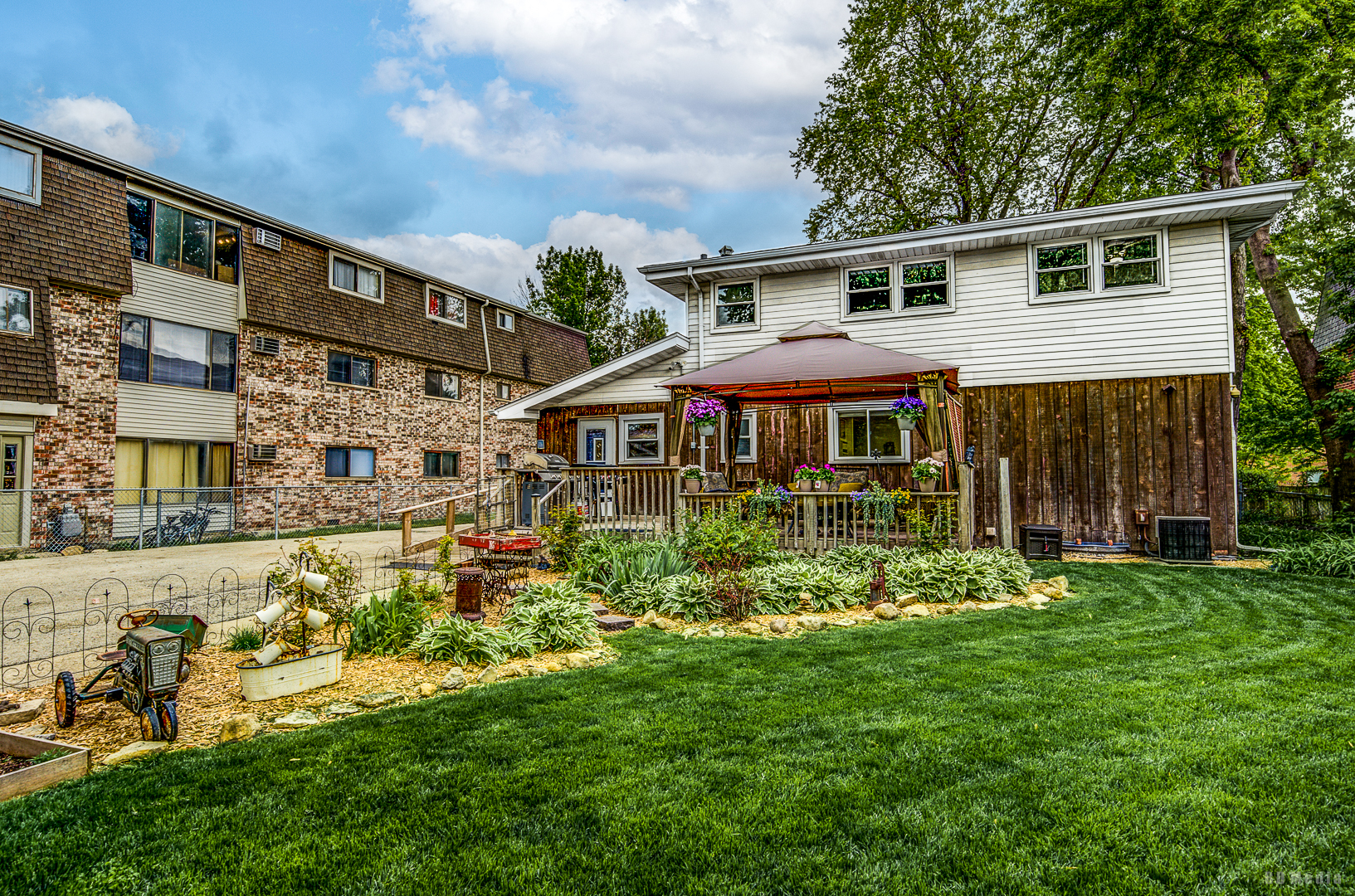 9826 Nottingham Avenue Chicago Ridge, IL 60415 - Photo 24 of 35 a front view of a house with garden