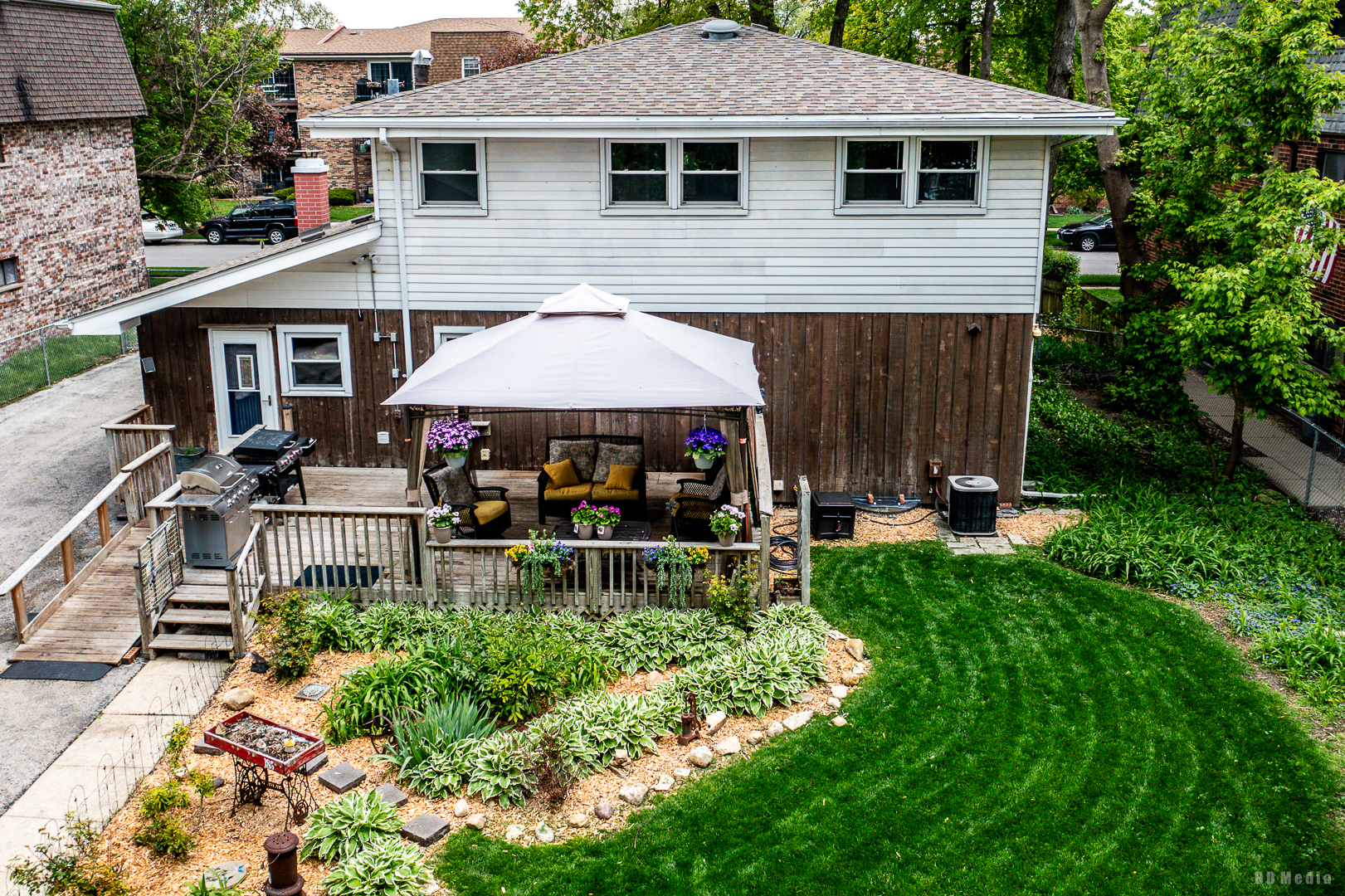 9826 Nottingham Avenue Chicago Ridge, IL 60415 - Photo 25 of 35 a front view of house with yard and outdoor seating