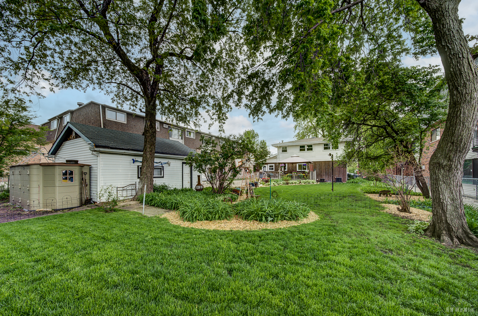 9826 Nottingham Avenue Chicago Ridge, IL 60415 - Photo 28 of 35 a front view of a house with garden