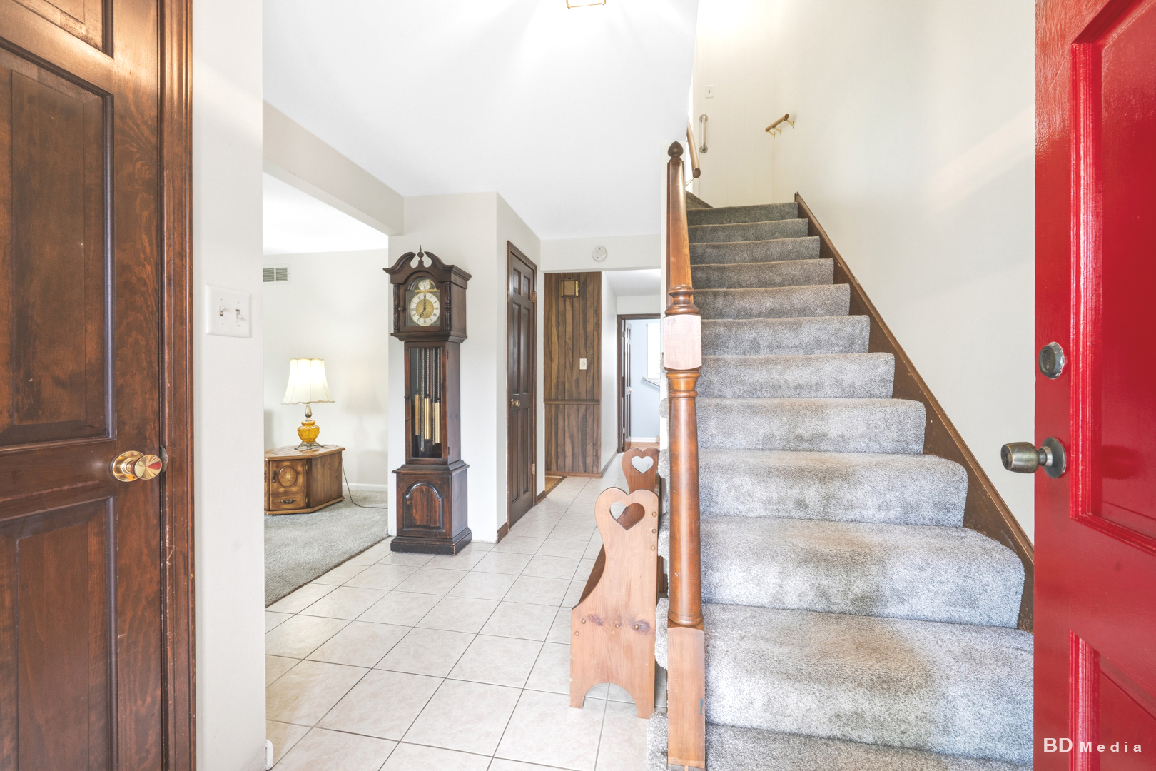 9826 Nottingham Avenue Chicago Ridge, IL 60415 - Photo 3 of 35 a view of an entryway with seating