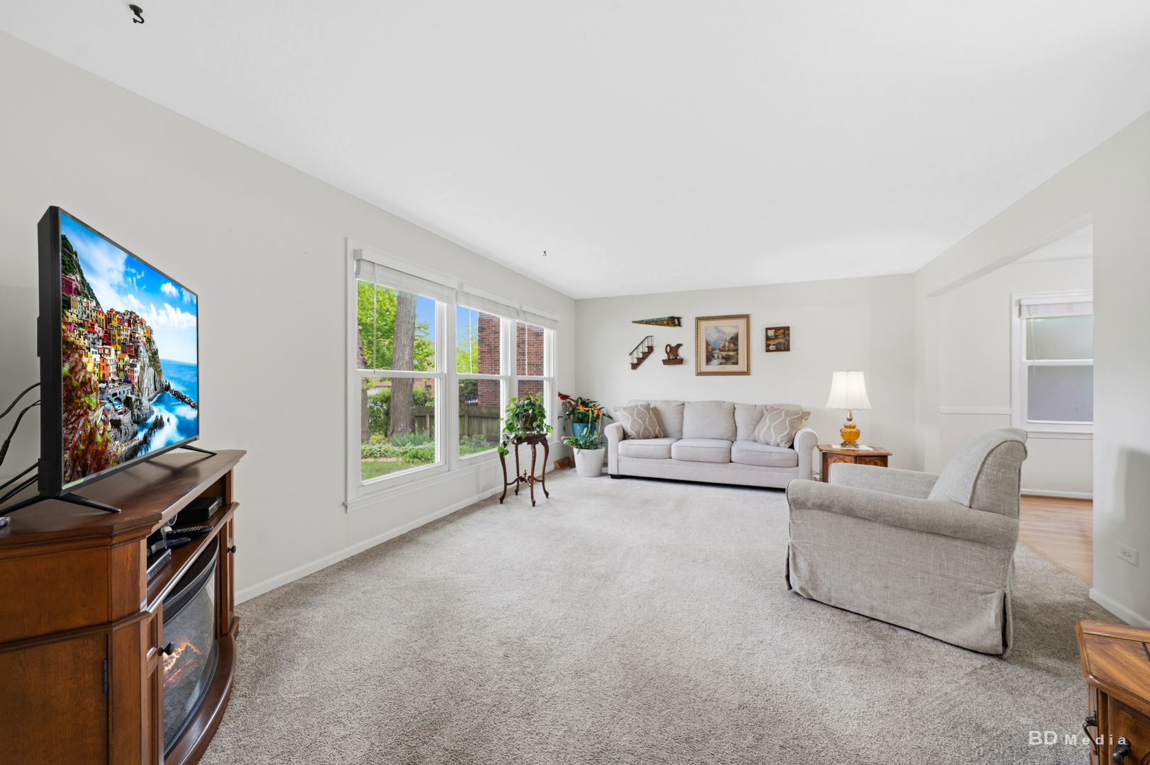 9826 Nottingham Avenue Chicago Ridge, IL 60415 - Photo 5 of 35 a living room with furniture a flat screen tv and a window
