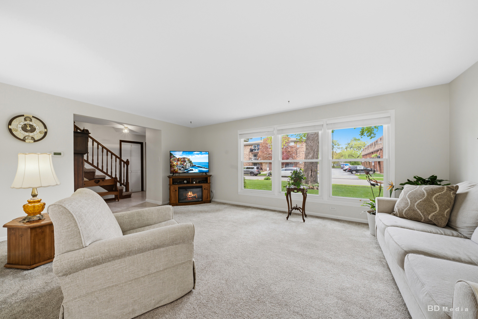 9826 Nottingham Avenue Chicago Ridge, IL 60415 - Photo 6 of 35 a living room with furniture and a couch