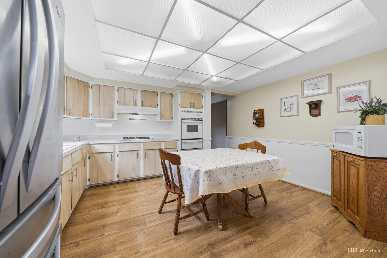 9826 Nottingham Avenue Chicago Ridge, IL 60415 - Photo 8 of 35 a kitchen with a table chairs refrigerator and cabinets