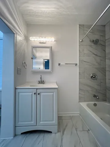 $1,700 | 5714 West Grand Avenue, Unit 2R, Chicago, IL 60639