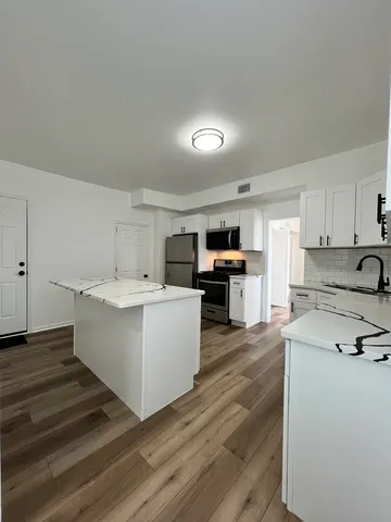 $1,700 | 5714 West Grand Avenue, Unit 2R, Chicago, IL 60639