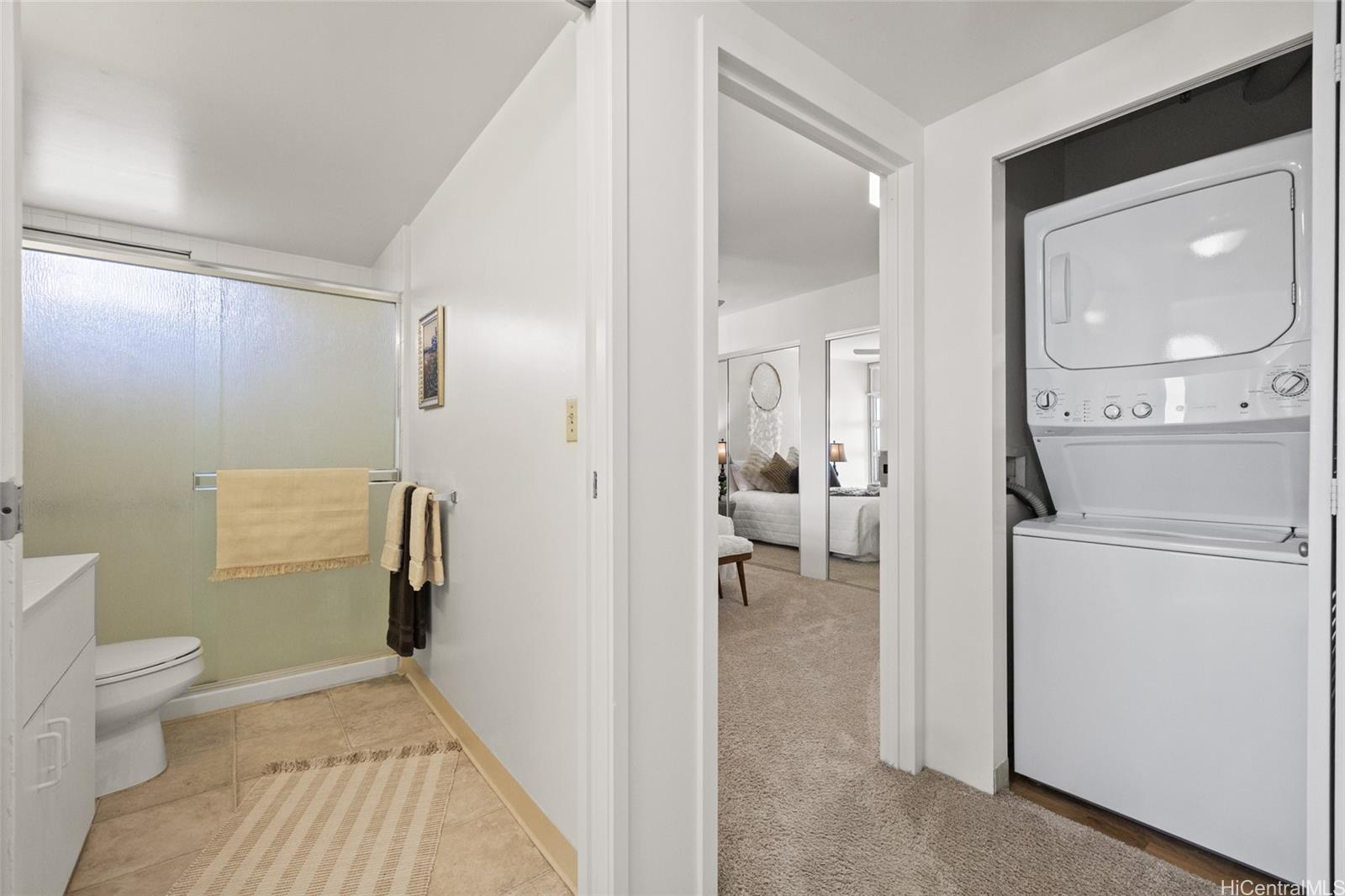 3009 Ala Makahala Place, Unit 1804 Honolulu, HI 96818 - Photo 11 of 20 a bathroom with a toilet and a sink