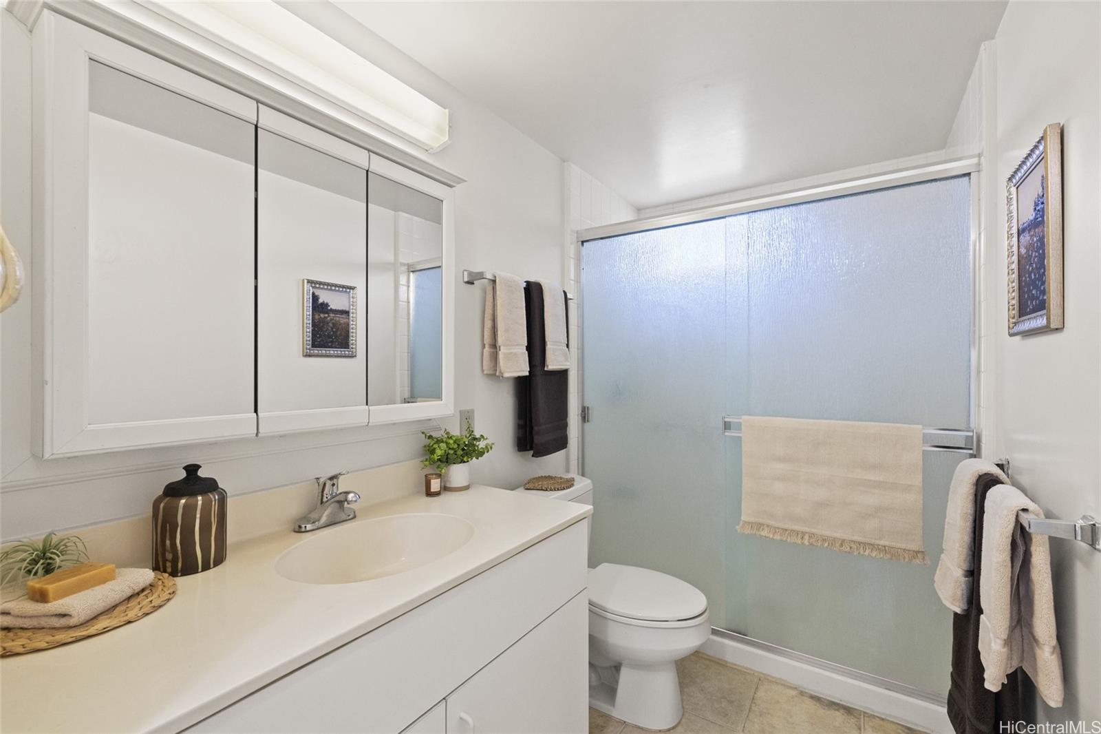 3009 Ala Makahala Place, Unit 1804 Honolulu, HI 96818 - Photo 10 of 20 a bathroom with a sink toilet and shower