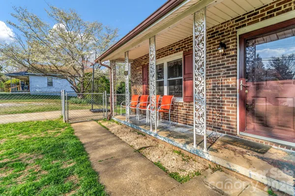 a view of a house with backyard and sitting area