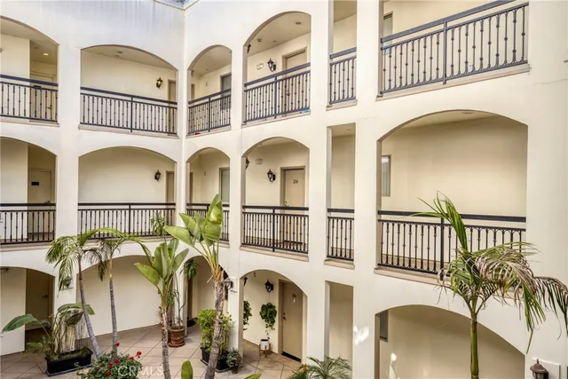 $3,090 | 12916 Moorpark Street, Unit 104, Studio City, CA 91604