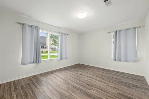 $2,400 | 5127 Maple Street, Bellaire, TX 77401