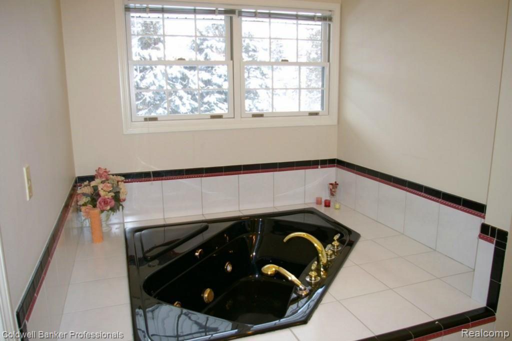 36114 Hardenburg Road Farmington, MI 48331 - Photo 16 of 24 Jacuzzi in Master Bath