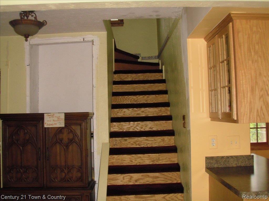 2549 Hickory Lawn Road Rochester, MI 48307 - Photo 9 of 16 Interior Steps