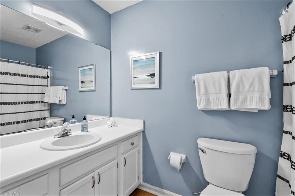 814 Guilford College Road, Unit 133 Greensboro, NC 27409 - Photo 13 of 18 Full guest bathroom
