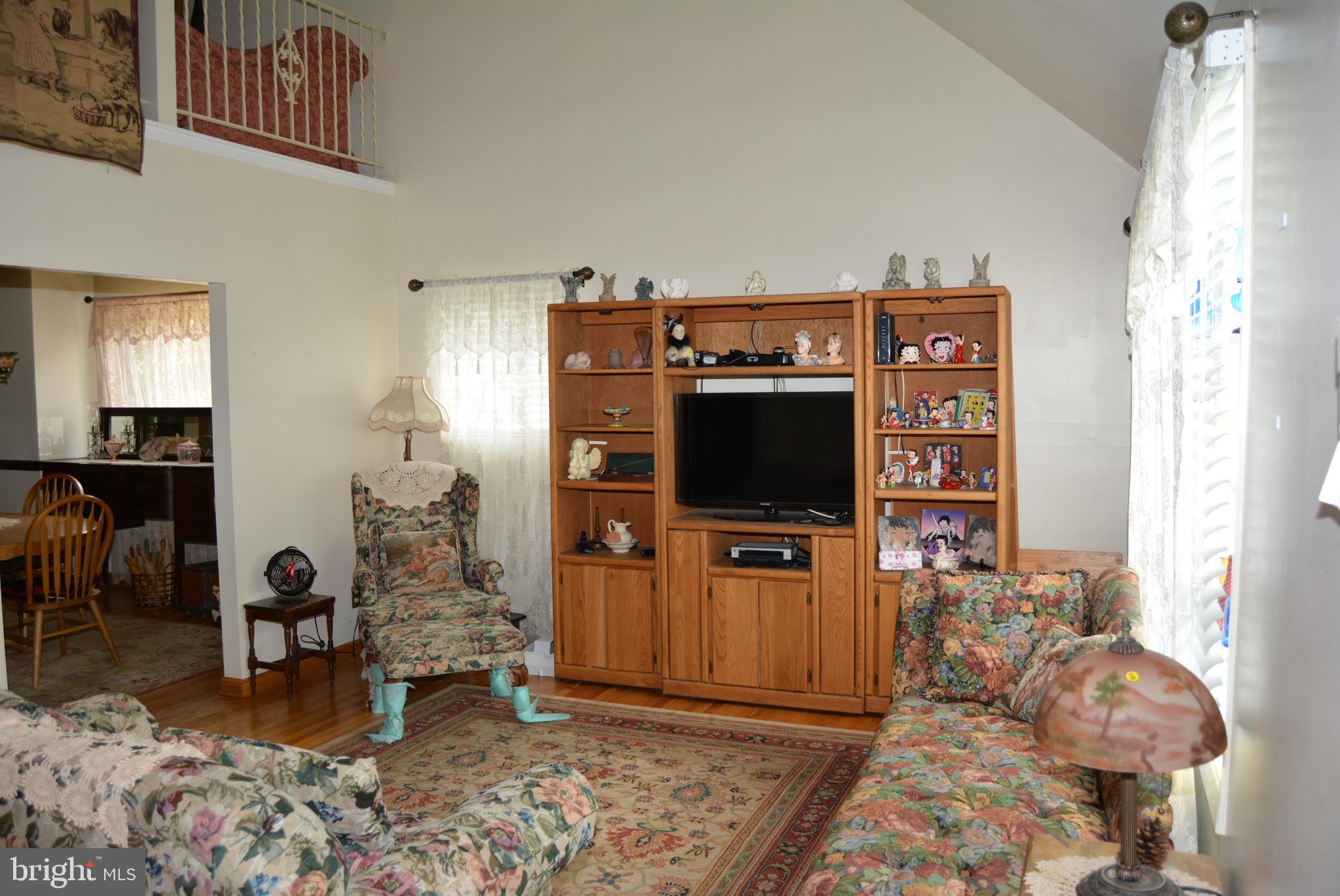 52 Linden Road Burlington, NJ 08016 - Photo 3 of 32 Living Roon