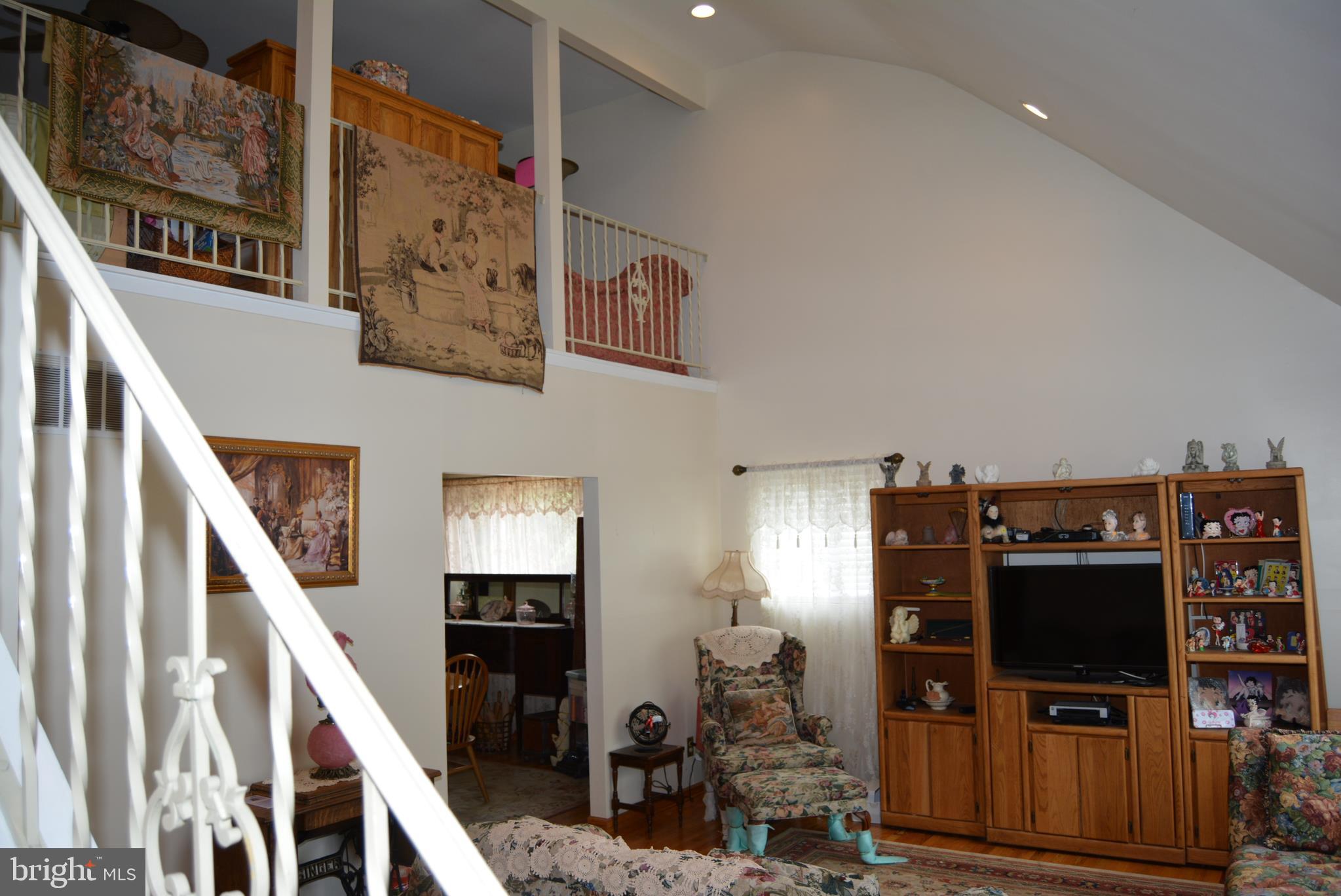 52 Linden Road Burlington, NJ 08016 - Photo 4 of 32 Living Room