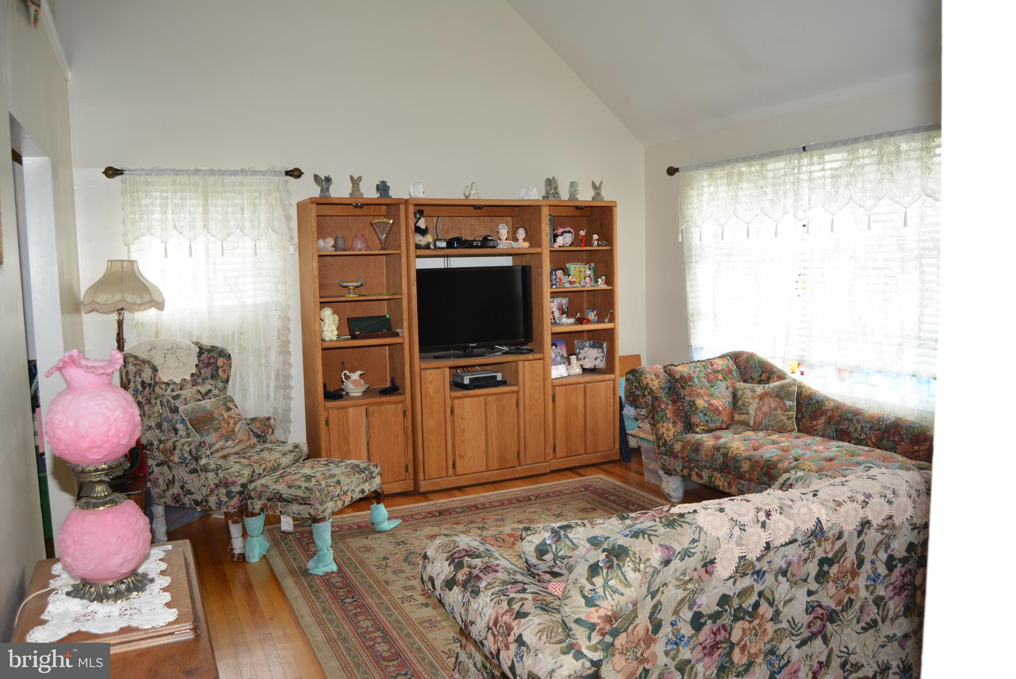 52 Linden Road Burlington, NJ 08016 - Photo 5 of 32 Living Room