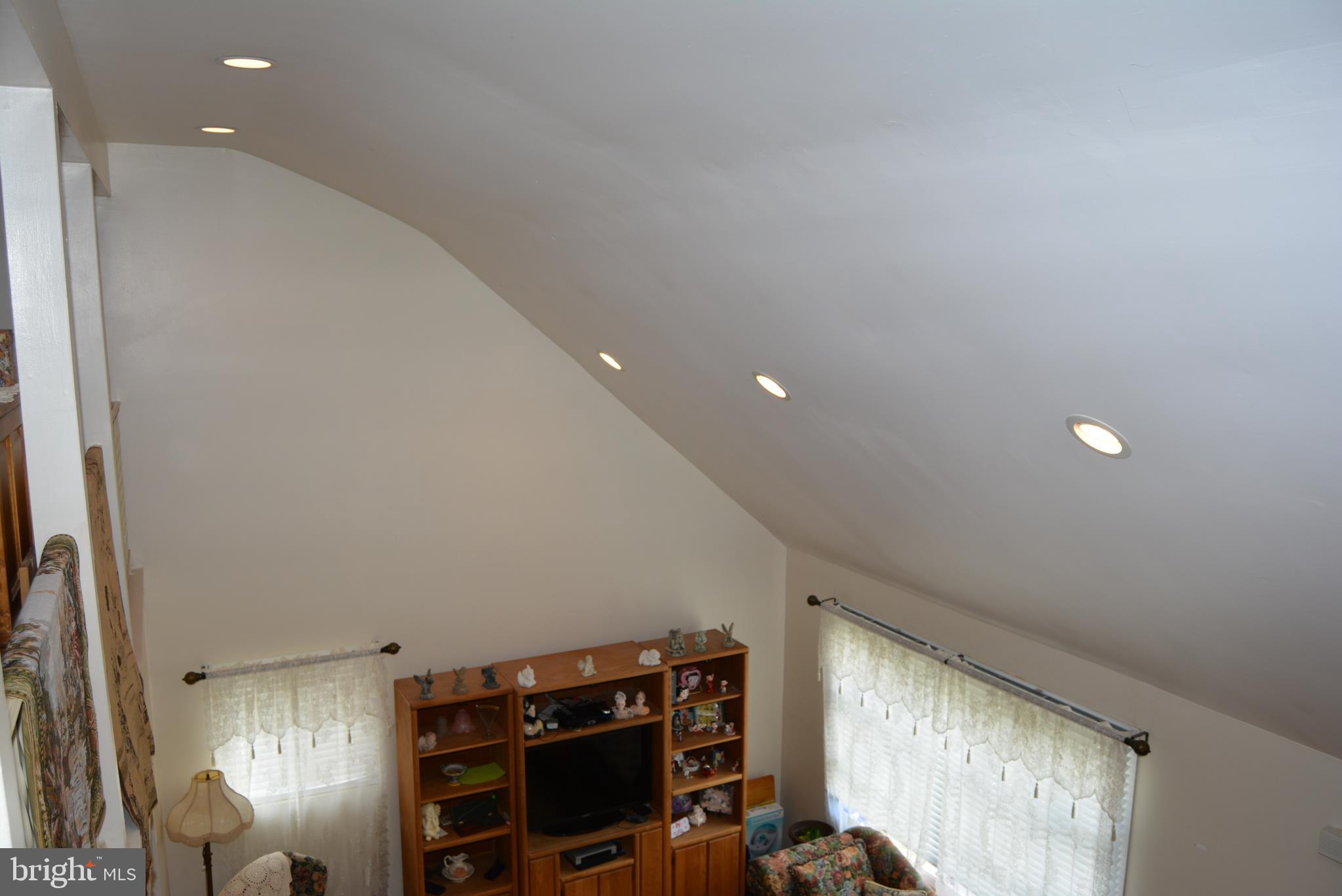 52 Linden Road Burlington, NJ 08016 - Photo 7 of 32 Living Room Vaulted Ceiling