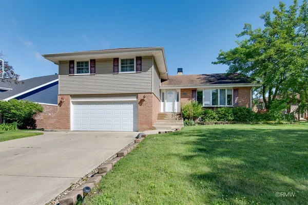 $520,000 | 1233 Hickory Trail, Addison, IL 60101