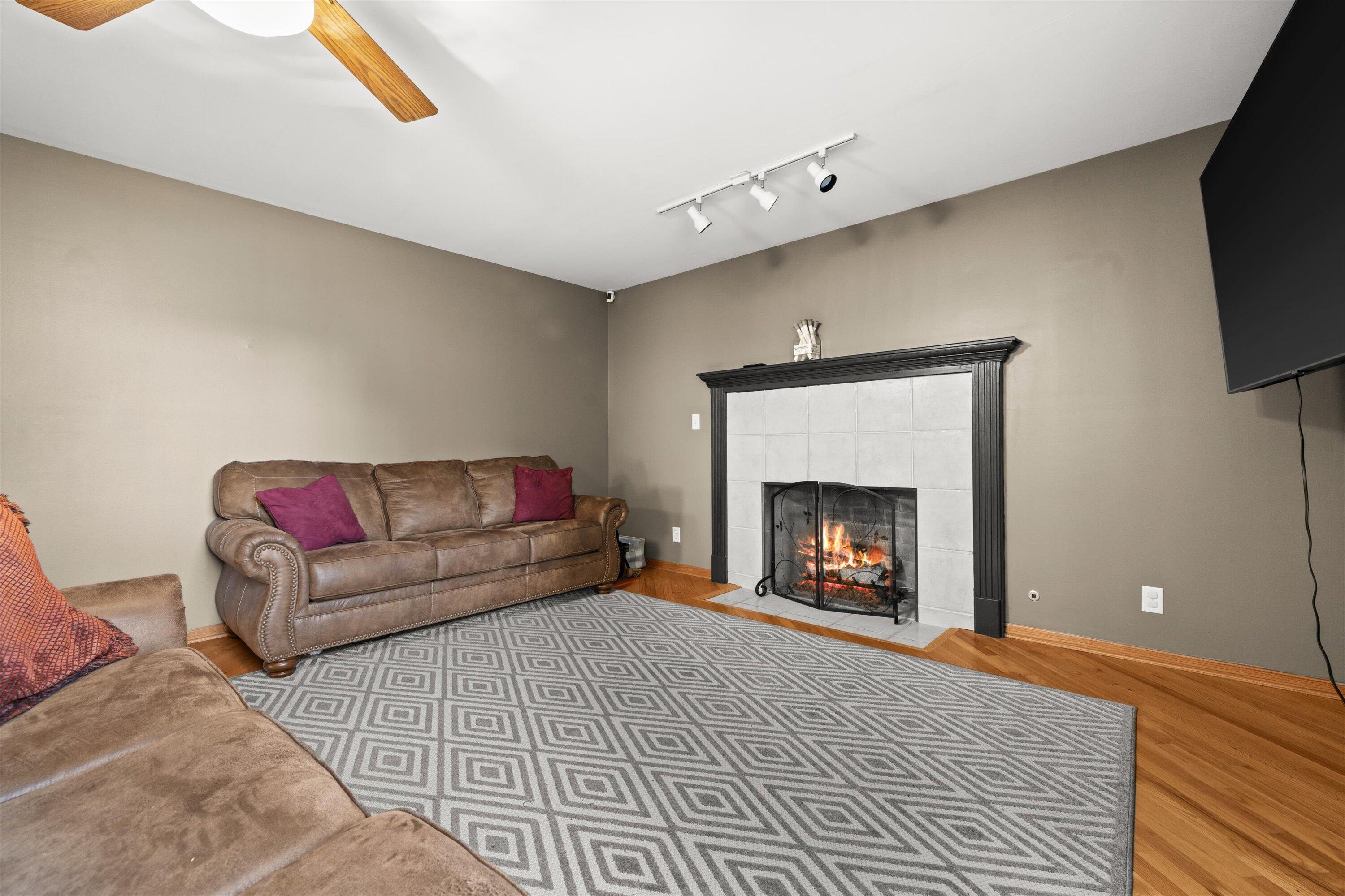 1005 97th Street Pleasant Prairie, WI 53158 - Photo 14 of 50 family room