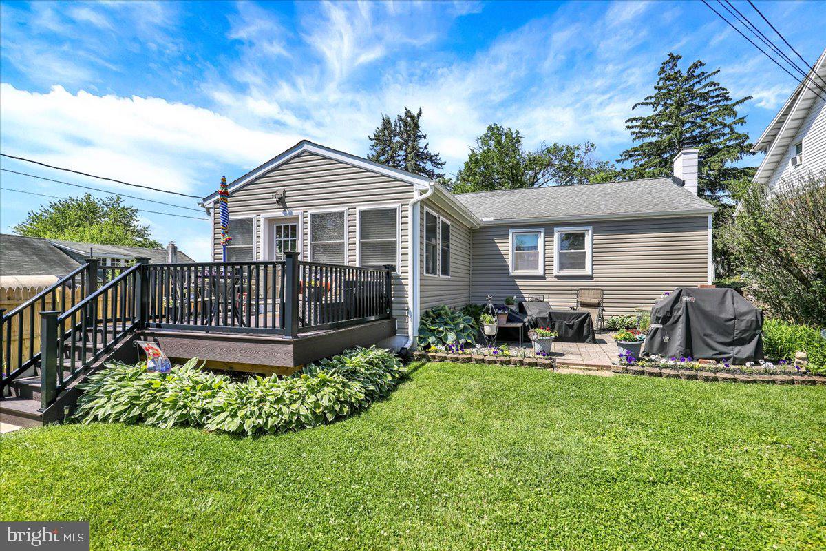 307 Summit Avenue Reading, PA 19607 - Photo 3 of 25 Charming home with lush greenery.