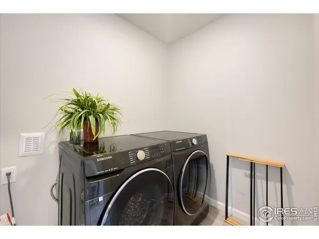 a close up view of a washer and dryer