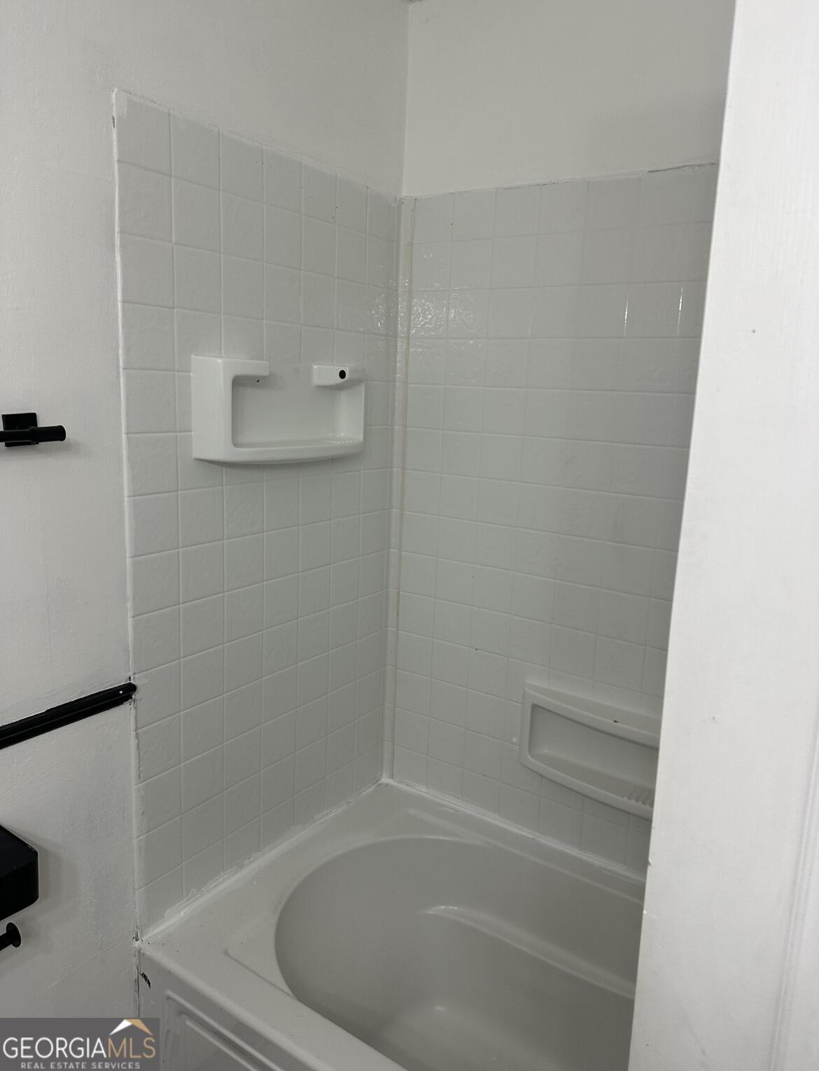 2725 Flintlock Place Austell, GA 30106 - Photo 17 of 28 a bathroom with a bathtub