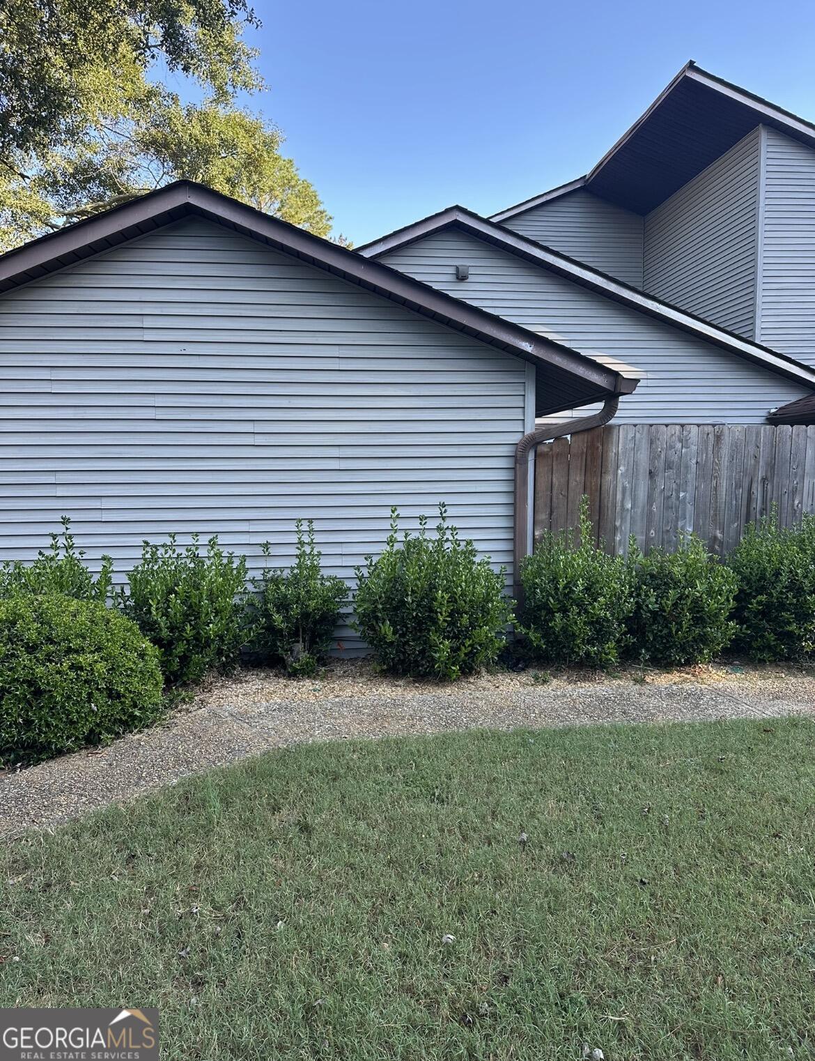 2725 Flintlock Place Austell, GA 30106 - Photo 4 of 28 a house that has a lot of plants in it