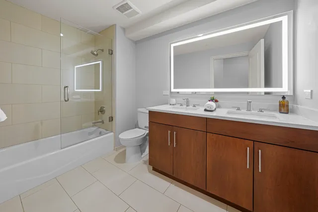 $1,017,000 | 850 North Lake Shore Drive, Unit 201, Chicago, IL 60611