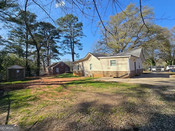 a view of a house with a yard