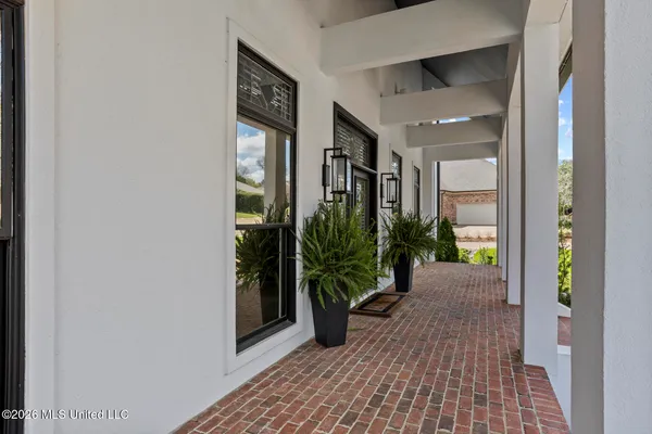 $630,000 | 9 Glen Eagles Drive, Jackson, MS 39211